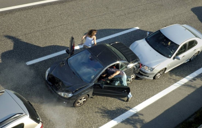 Șoferii implicați în accidente în lanț: cine plătește despăgubirile conform legislației rutiere 2025