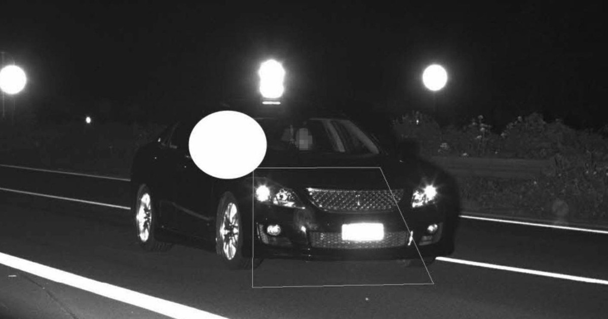 O mașină neagră, surpinsă de un radar pe autostradă