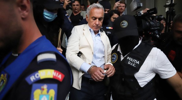 Călin Georgescu a ieșit încătușat din sediul DIICOT, după ce a fost reținut 24 de ore. Foto: Dumitru Angelescu / Libertatea