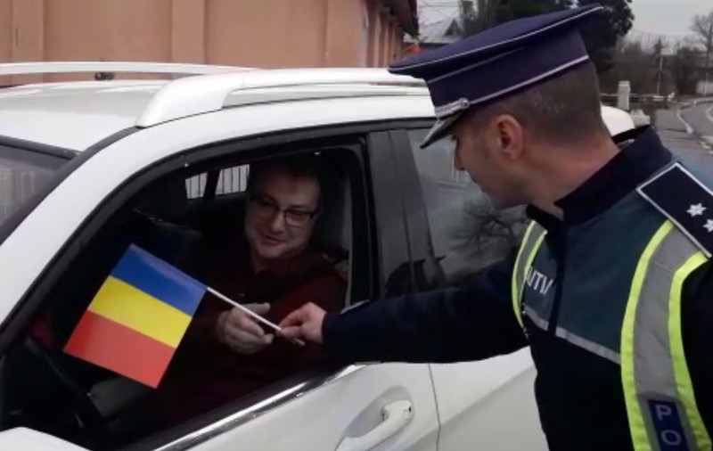 Polițiștii din Călugăreni au dat steaguri tricolore de Ziua Națională șoferilor și copiilor