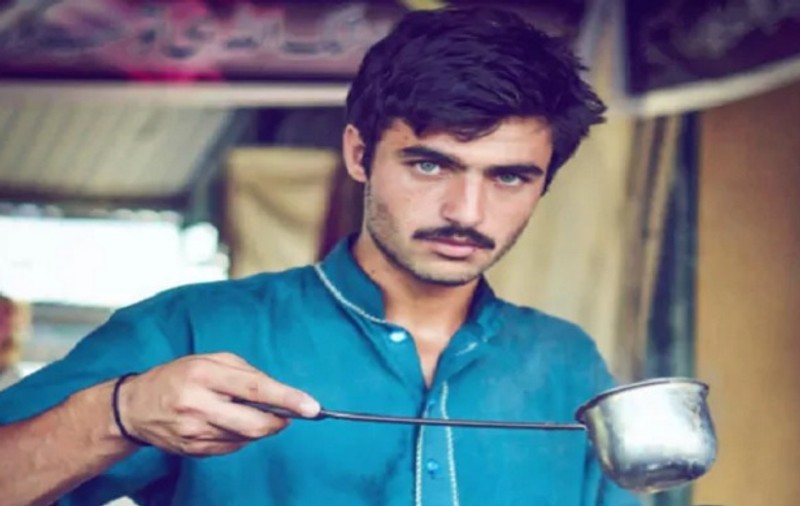 Un vânzător de ceai din Pakistan a ajuns celebru în urma unei fotografii. Cum s-a schimbat viața lui
