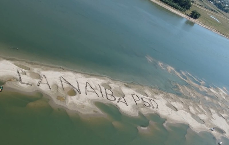 Mesajul „La naiba, PSD”, scris pe o insulă formată pe Dunăre, la Galați / VIDEO
