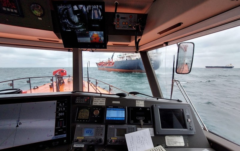 Incendiu la bordul unei nave, în rada portului Sulina. Echipajul format din 16 persoane a refuzat să coboare de pe vapor