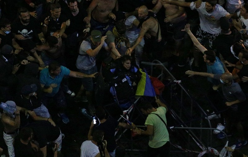 Jandarmeria Română se apără după incidentele violente din Piața Victoriei: „Intervenția a fost justificată. „Dacă rămâi în zonă după ce ai fost avertizat, îți asumi intervenția”