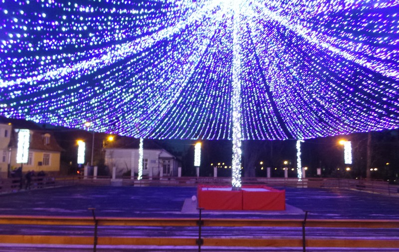 Târgul de Crăciun din Bistrița a fost deschis. Luminițele de Crăciun, aprinse în centrul orașului / FOTO&VIDEO