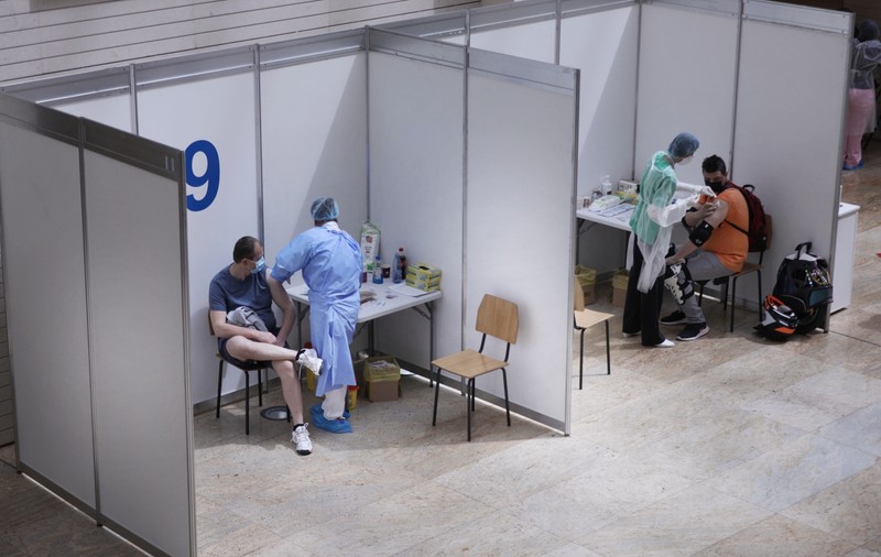 Încă 128.400 de doze de vaccin Moderna sosesc vineri în România. Unde vor fi distribuite