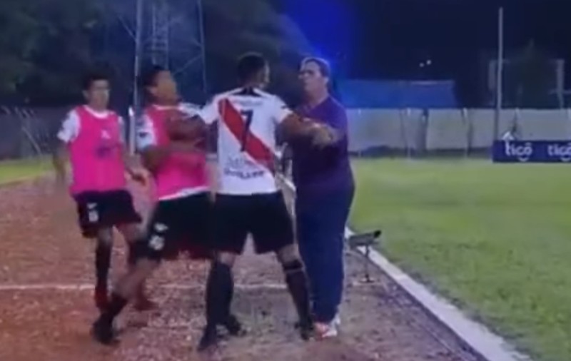 Un fotbalist și-a lovit antrenorul pentru că a ”îndrăznit” să-l schimbe! Doar poliția l-a oprit pe agresor! | VIDEO