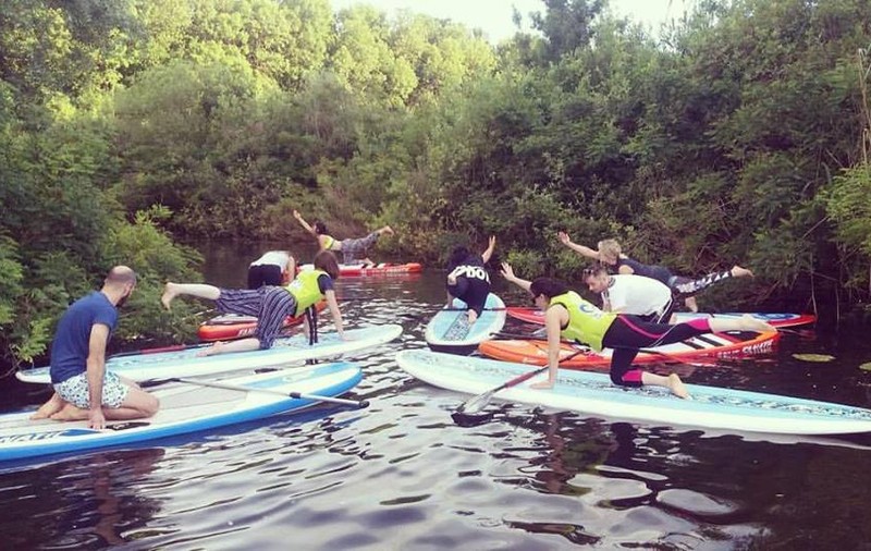 EXCLUSIV. Cum se luptă yoginii să scape de “efectul MISA”: Yoga pe apă, cu standuppaddle, ultima modă în România