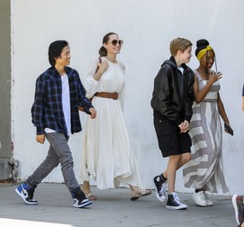 Angelina Jolie, alătuyri de trei dintre copiii ei