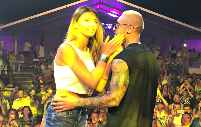 EXCLUSIV/ Plecare cu cântec peste Ocean! Alex Velea o duce pe Antonia la biserică!