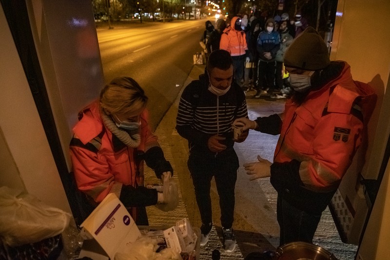 Oamenii așteaptă să primească mâncare și alte produse de la duba Carusel&nbsp;