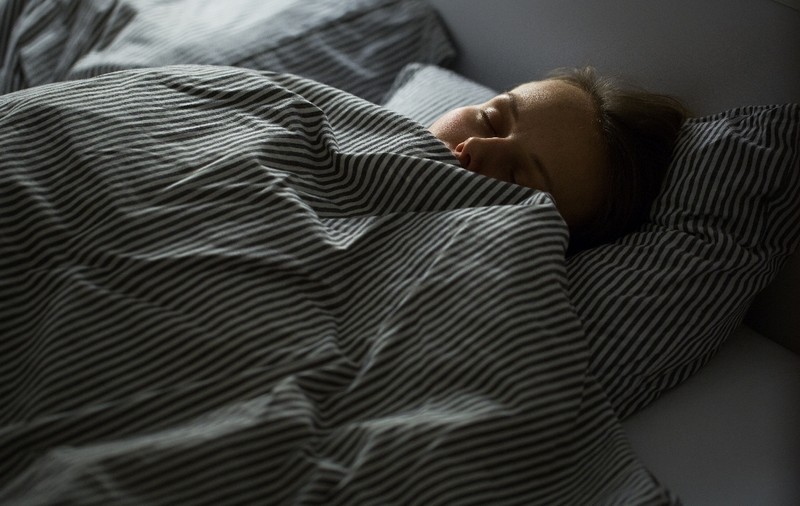 Când s-au închis școlile, adolescenții elvețieni au dormit cu o oră și 15 minute mai mult. Acum vor să le schimbe orarul