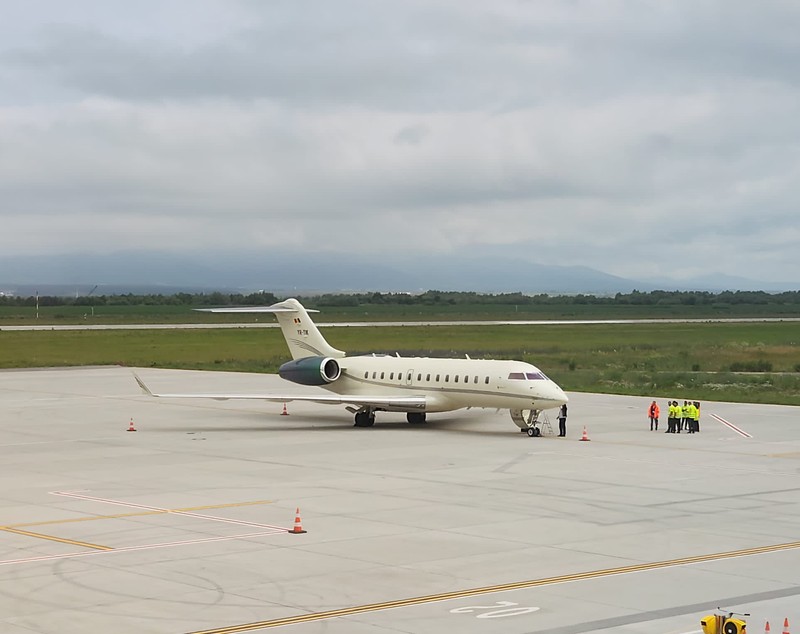 Ion Țiriac, pe noul aeroport din Brașov, la manșa avionului său. „A aterizat în cele mai bune condiții, acasă”