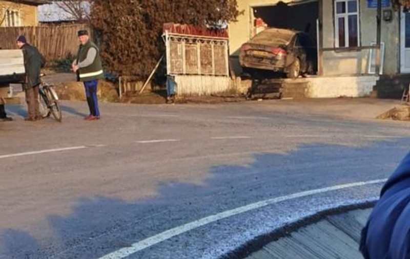 Imaginea zilei: un șofer a intrat cu mașina în sediul unei primării din județul Iași