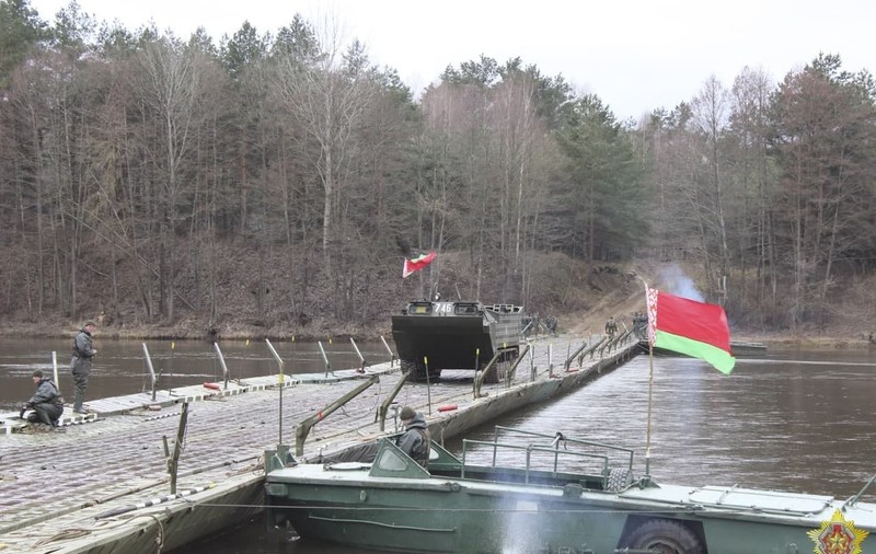 Presa ucraineană: imagini cu un pod de pontoane descoperit pe râul Pripiat în Belarus, la 6 kilometri de granița cu Ucraina