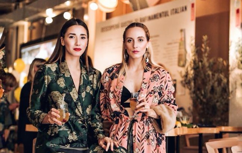VIDEO EXCLUSIV/ Testul suprem pentru bloggerițele de modă! ”Fabuloasele” Alina Tanasă și Diana Enciu și-au evaluat hainele! “Nu am mai făcut niciodată asta!”
