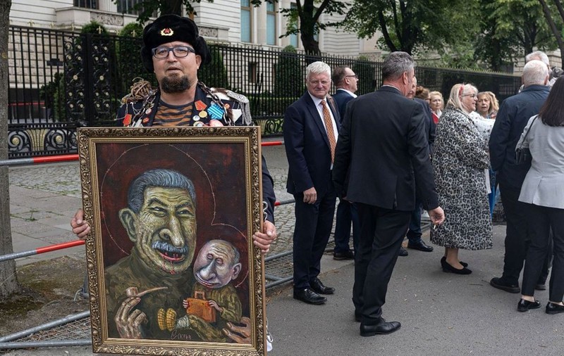 Un cunoscut caricaturist rus care îl ironiza pe Vladimir Putin a fost asasinat în Polonia