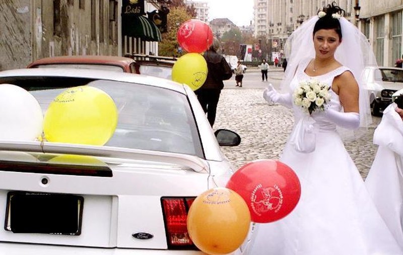 Imagini de arhivă! Cine crezi că este această vedetă, aflată, acum 13 ani, la prima ei nuntă?