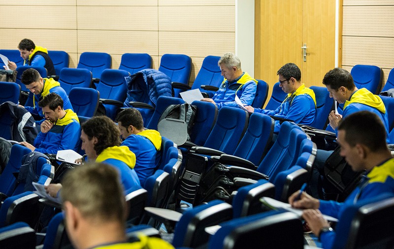 22 de foști fotbaliști primesc miercuri licențele de antrenori UEFA B și A