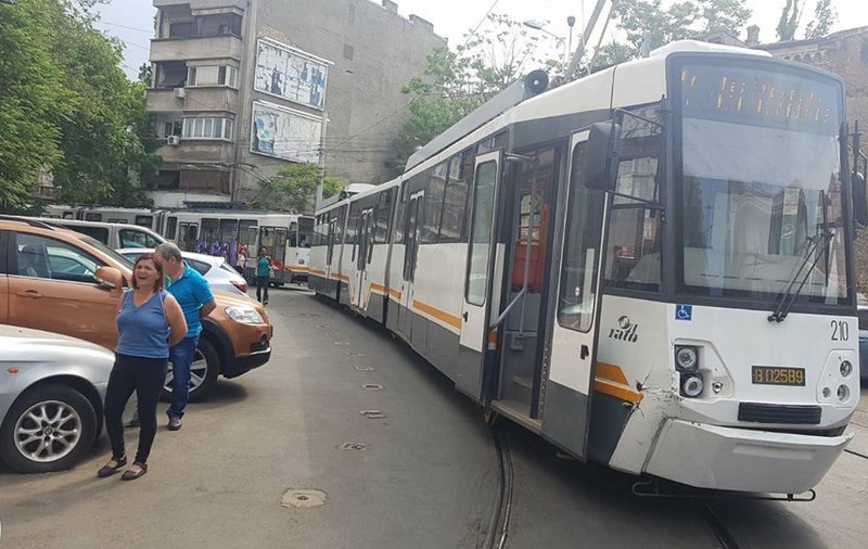 Un șofer și-a lăsat mașina pe linia de tramvai, pe Calea Moșilor. Zeci de tramvaie au rămas blocate