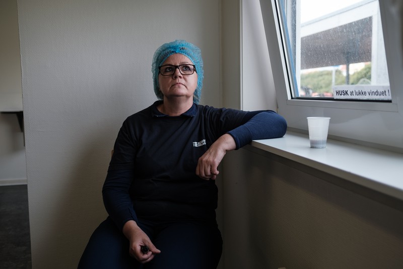 Adina în pauză la fabrica de pește Scandic Pelagic, Skagen, Danemarca