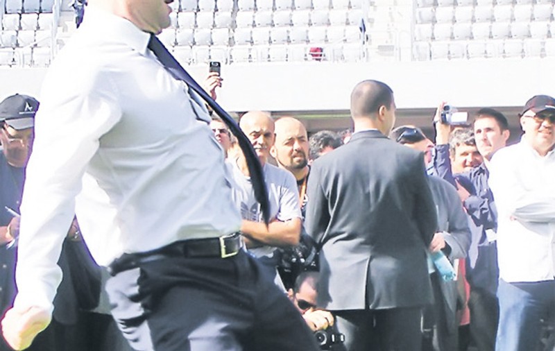 Video | Emil Boc nu le are deloc cu mingea. Ieri, la inaugurarea Cluj Arena, premierul a tras la poartă, dar a ratat