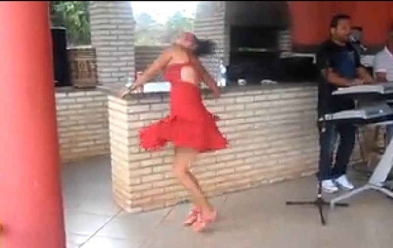 ÎN ce hal DANSEAZĂ LATINO O FEMEIE, la BAR! Nu e singura care se distrează! VIDEO