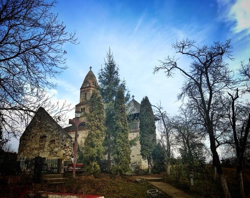 Cea mai veche biserică din România în care încă se mai slujește. E ridicată pe ruinele unui templu păgân