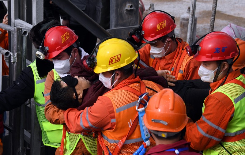 VIDEO | Salvare miraculoasă în China. 11 mineri, scoși din subteran după două săptămâni