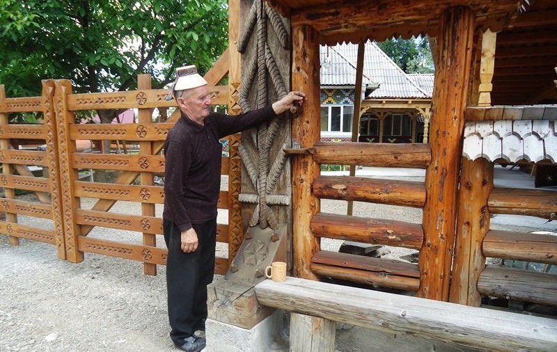 Muzeul din Maramureş unde horinca “izvorăște” la poartă GALERIE FOTO