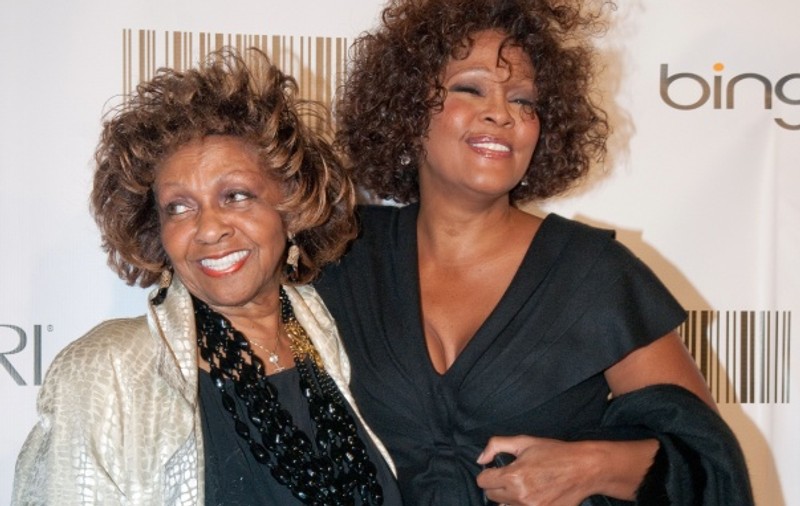 Mama lui Whitney Houston vrea să simtă o legătură spirituală cu fiica ei