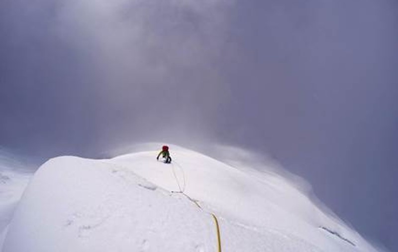 Doi alpiniști români, premieră mondială pe un vârf tehnic din Himalaya