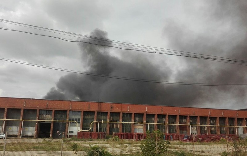FOTO&VIDEO/ Incendiul care a distrus o hală de băuturi alcoolice de pe Bulevardul 1 Decembrie a fost stins