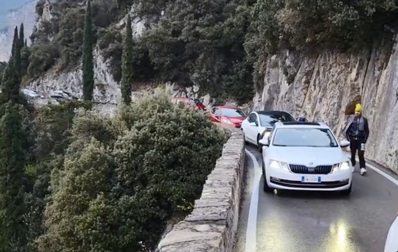 Drumul către lacul Garda, care a apărut și într-un film cu James Bond, blocat complet de șoferii care nu au respectat indicațiile - VIDEO