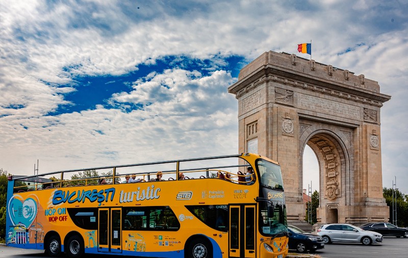 Autobuzele turistice ale Bucureștiului revin pe traseu după doi ani de blocaje și pierderi financiare. Cât costă un tur al Capitalei