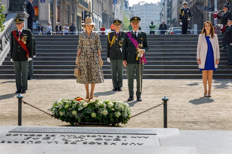 Familia regală, pe 8 mai, la ceremonie în fața mormântului soldatului necunoscut. S-au comemorat 75 de ani de la victoria aliaților și sfârșitul celui de-Al Doilea Război Mondial în Europa.