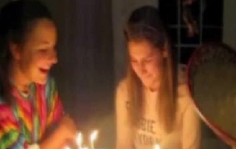 Aşa ceva nu vrei să ţi se întâmple NICIODATĂ de ziua ta! Cea mai proastă glumă cu glazură de frică de moarte! | VIDEO
