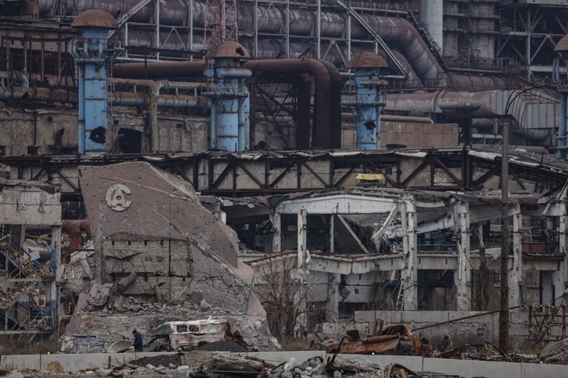 Un monument distrus cu logo-ul Azovstal la intrarea principală a uzinei siderurgice din Mariupol, regiunea Donețk. Foto: EPA