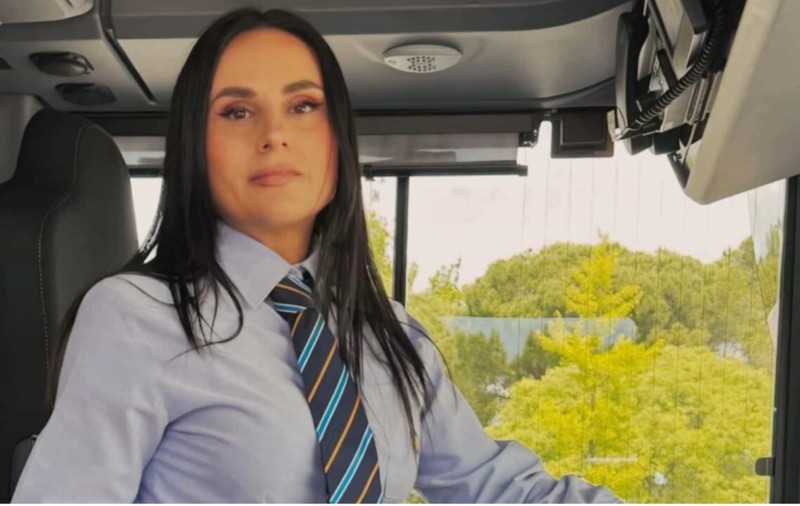O româncă a lăsat sectorul agroalimentar și a devenit șoferiță de autobuz, în Italia: „Uneori o duc și pe fiica mea la școală, e foarte frumos”