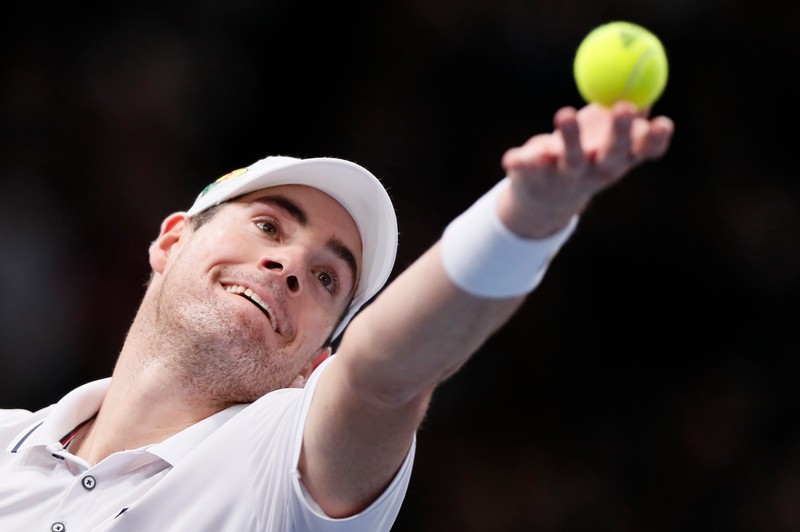 epa05619834 John Isner of the US serves the ball to Andy Murray of Britain during the final match at the BNP Paribas 2016 Masters tennis tournament in Paris, France, 06 November 2016. EPA/IAN LANGSDON