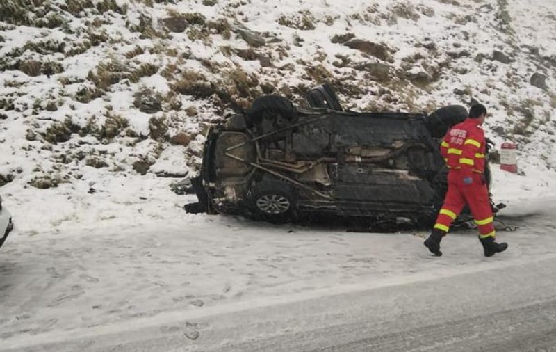Patru tineri s-au prăbușit cu mașina pe Transfăgărășan, de la o înălțime de 40 de metri