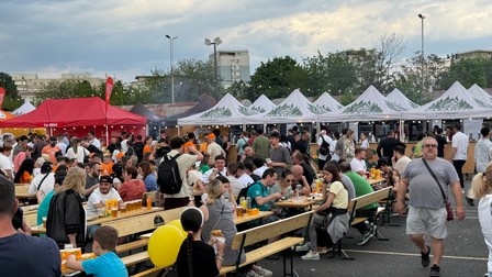 Sute de oameni au mâncat bere și-au mâncat mici la Campionatul Național de Mici din București. Foto: Libertatea