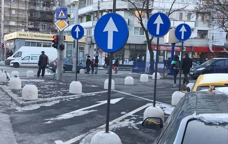 Poza zilei: Câte semne rutiere inutile încap pe o alee de doar câțiva metri