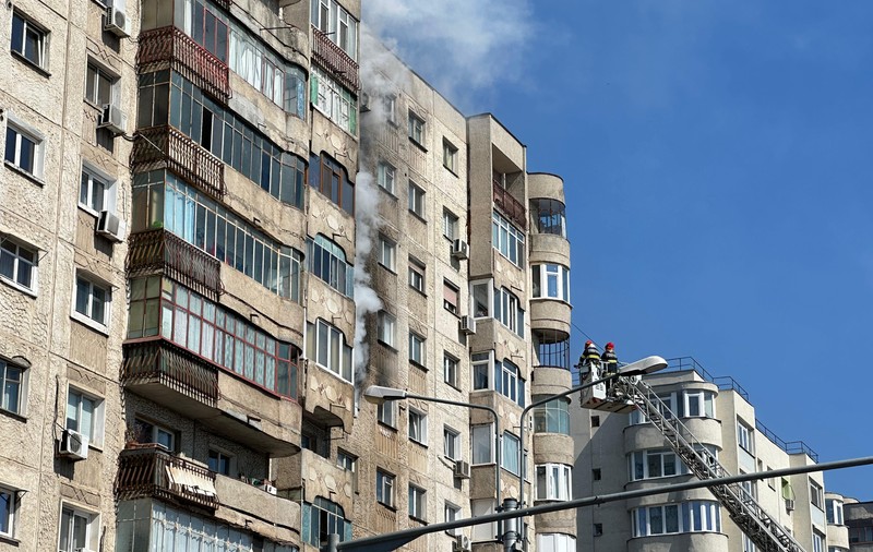 Incendiu la o locuință dintr-un bloc din Capitală. Zeci de locatari, evacuați, cinci au ajuns la spital