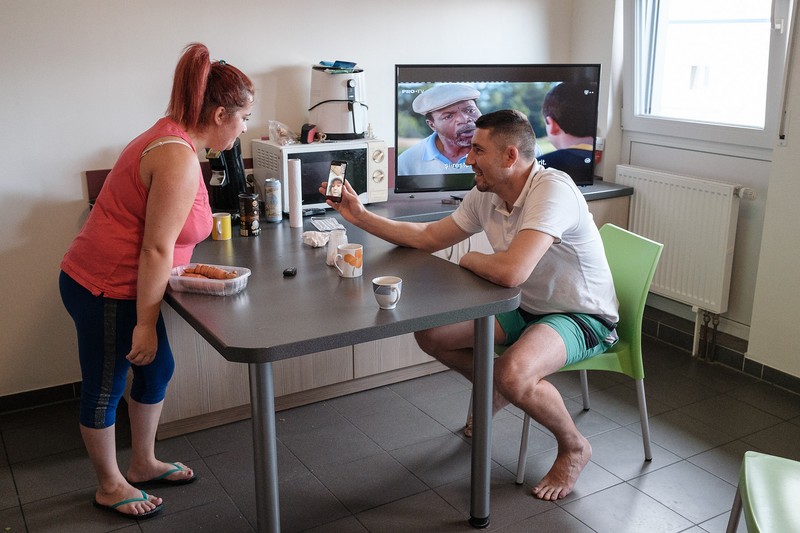 Oana, 28 de ani, și Stelian, 38, vorbesc duminica pe WhatsApp cu copiii lor care cresc în România cu bunica. Fotografia a fost făcută în spațiile de cazare în care stau muncitorii sezonieri la ferma Höfler Gemüse din Nürnberg, Germania