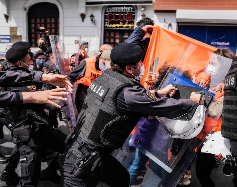 Proteste violente în Franța și Turcia, de Ziua Muncii. Sute de protestatari au fost reținuți