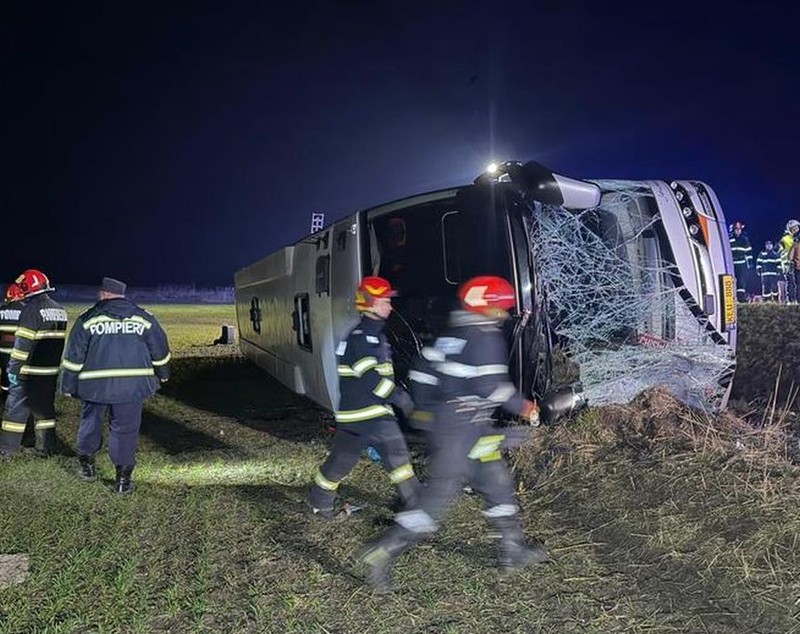 Un pasager a fost proiectat în afara mașinii și strivit de autocarul care s-a răsturnat, în Galați. Accidentul, soldat cu un mort și 14 răniți