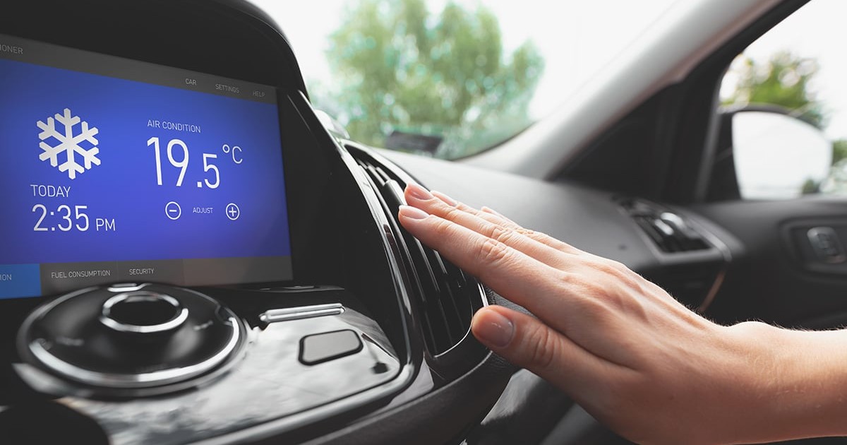 Ecranul din interiorul unei mașini pe care este afișată temperatura de 19 grade Celsius.