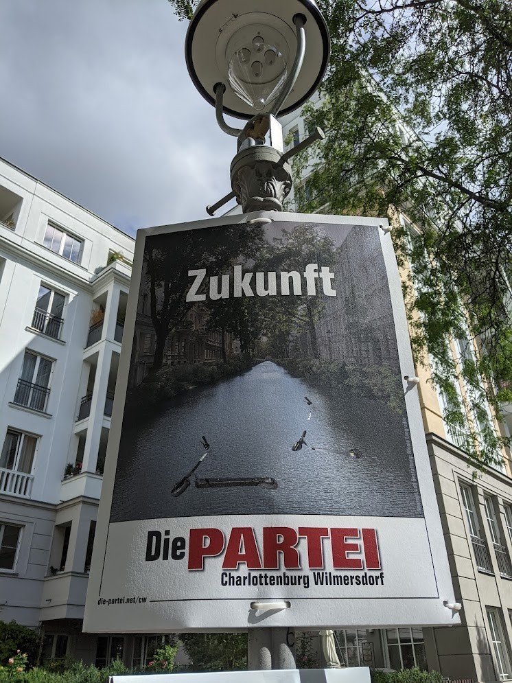 „Viitor” (Zukunft). Afiș electoral Die Partei dintr-un cartier berlinez.