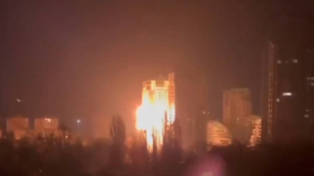Imagine de noapte cu explozie si foc la un bloc în zona Kiev, Ucraina, dupa un atac puternic al rusiei asupra intregii regiuni in noaptea de 13=14 noiembrie 2025